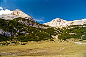 Parco Naturale Fanes-Senes-Braies. Escursione al Rifugio Fanes. Verso il passo Tadega (Ju de l'Ega). Il Piz dles Conturines e a destra Piz d Lavarela. 